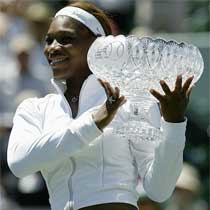 Serena s trofejí.jpg